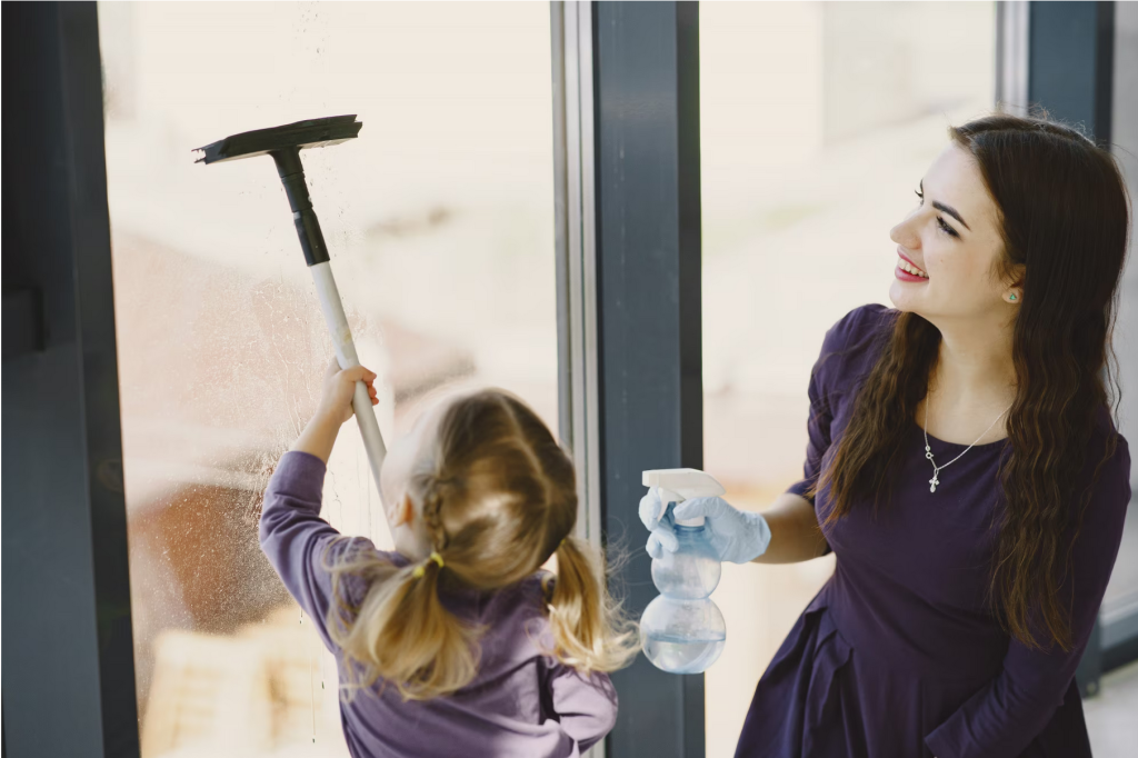Une femme utilisant une vadrouille pour nettoyer les fenêtres sans effort.