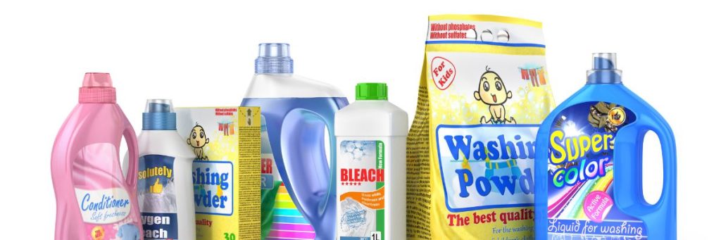 Une sélection de produits de nettoyage sur fond blanc, y compris quel détergent pour robot laveur.