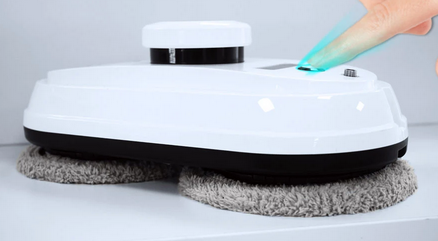 Une personne utilise un robot lave-vaisselle pour nettoyer le sol.